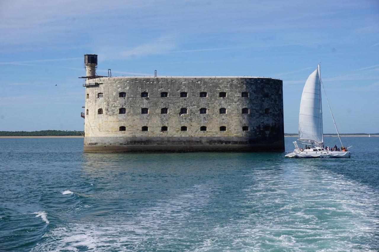 The Clock House, 3 Etoiles Lägenhet La Rochelle  Exteriör bild